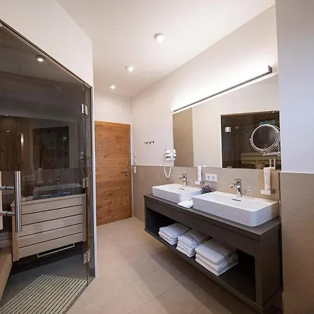 Lakeside Luxury * 滨湖采尔