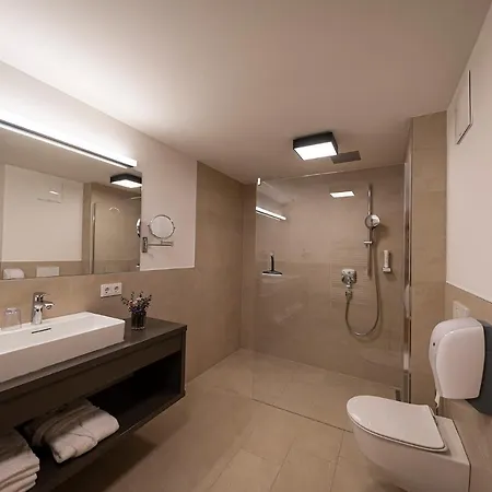 Lakeside Luxury 公寓