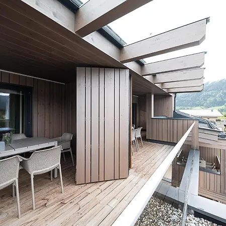 Lakeside Luxury 滨湖采尔