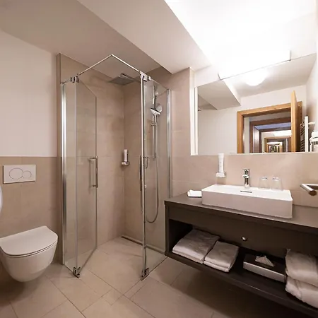 Lakeside Luxury * 滨湖采尔