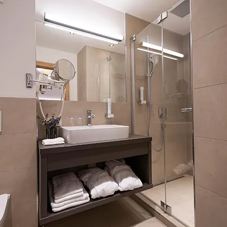 Lakeside Luxury Apartment *