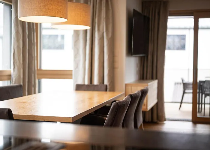 Lakeside Luxury Apartment *