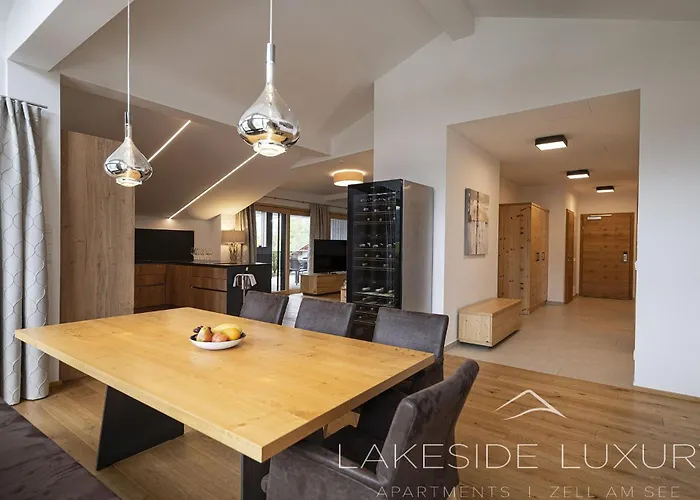 Lakeside Luxury 滨湖采尔