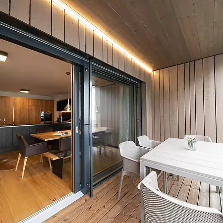 Lakeside Luxury * Τσελ αμ Ζέε